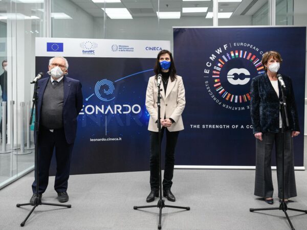 Il Ministro Patrizio Bianchi (sinistra), la Commissaria Europea Mariya Gabriel (centro) e il Ministro Maria Cristina Messa (destra), in un momento della conferenza stampa.