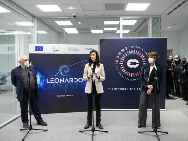 Il Ministro Patrizio Bianchi (sinistra), la Commissaria Europea Mariya Gabriel (centro) e il Ministro Maria Cristina Messa (destra), in un momento della conferenza stampa.